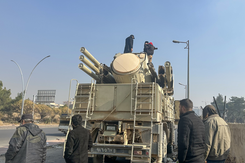 <p>Başkent Şam'a 7 Aralık'ta girmeye başlayan gruplara halk kitlelerinin de destek vermesiyle rejim, Şam ve diğer birçok bölgede kontrolü tümüyle kaybederek çöktü.</p>