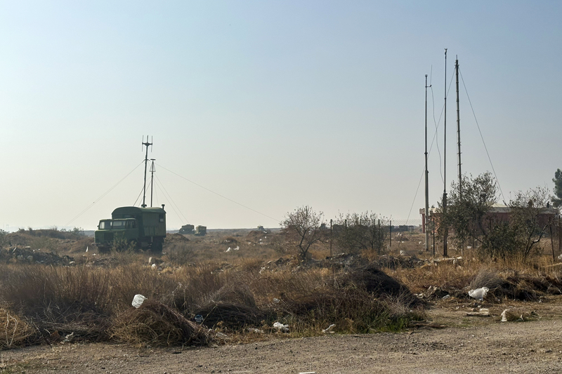 <p>Haberde, İsrail ordusu hava kuvvetlerine bağlı birliklerin Baas rejimini deviren gruplardan gelecek 'olası tehditlere' karşı savunma pozisyonlarını tahkim etmek amacıyla Şeyh Dağı'nın Suriye tarafını ele geçirdiği kaydedilmişti.</p>