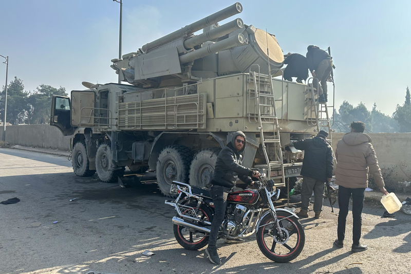 <p>Baas Partisinin 61 yıllık iktidarı sona ererken rejim lideri Esed, başkentten kaçtı.</p>