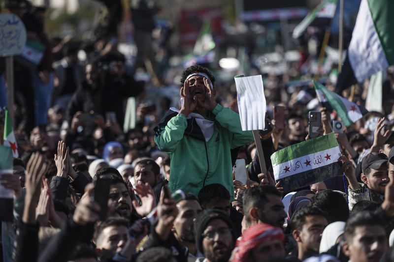 <p>�te yandan, Suriye Milli Ordusu da aral�kta ba�lat�lan �zg�rl�k �afa�� Operasyonu'nun ilk g�n�nde Tel R�fat il�e merkezini ter�r �rg�t� PKK/YPG'den kurtarm��t�.</p>