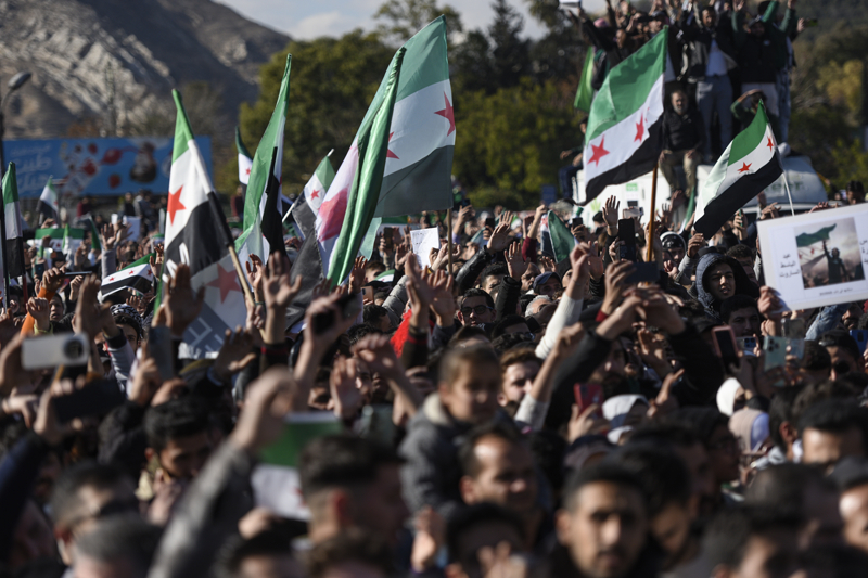 <p>Baas Partisi'nin 61 y�ll�k iktidar� sona ererken rejim lideri Esed ba�kentten ka�m��t�.</p>