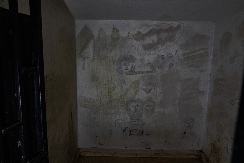 <p>�zg�rl�kleri ellerinden al�nan tutuklular, zeytin �ekirdekleriyle ya�ad�klar� ac�lar� ve umutlar�n� �izdi.</p>