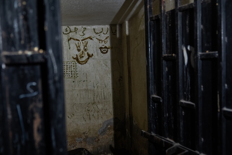 <p>Kay�tlarda ��ken Esed rejiminin vah�etini yans�tan merkezde onlarca h�crede binlerce ki�inin insanl�k d��� �artlarda tutuldu�u g�r�ld�.</p>