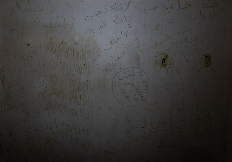 <p>Havaland�rman�n neredeyse hi� olmad��� bu b�lmelerde insanlar�n karanl�kta ve so�uk havada yerlerde dip dibe uyuduklar� anla��l�yor.</p>