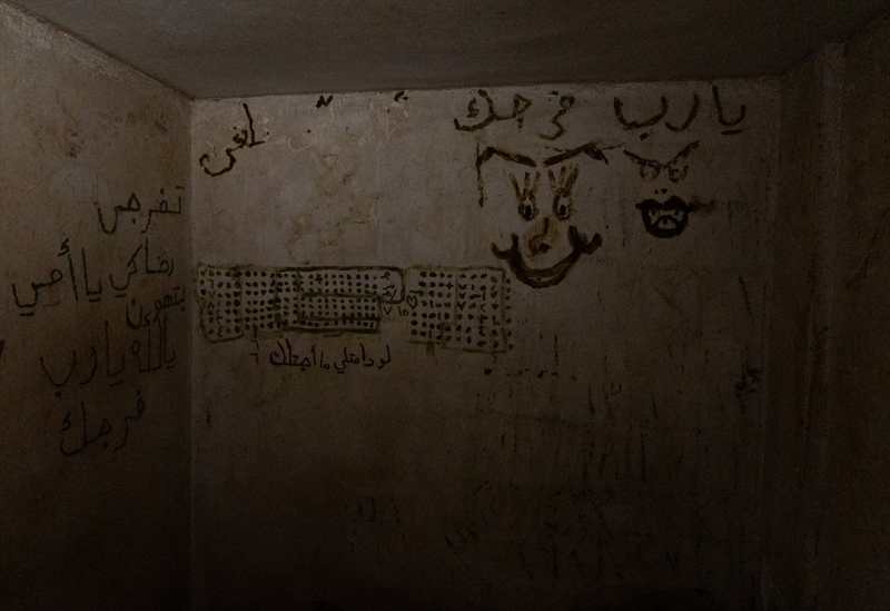 <p>Mahkumlar�n duvar yaz�lar�nda da 'kabus' olarak nitelendirilen, merkezin alt katlar�nda insanlar�n tutuldu�u k���k h�creler ve ko�u�lar bulunuyor.</p>