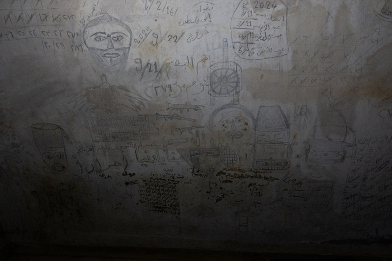 <p>�ekimlerde h�cre duvar�na kaz�nm�� T�rk�e 'Cimbom GS' ve 'Can�m memleketim 34 �stanbul' yaz�lar� dikkati �ekti.</p>