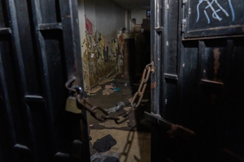 <p>8 Aral�k'ta Esed rejiminin ��kmesiyle 'Filistin �ubesi' y�neticileri, binay� terk ederken baz� evrak� ate�e verdi.</p>