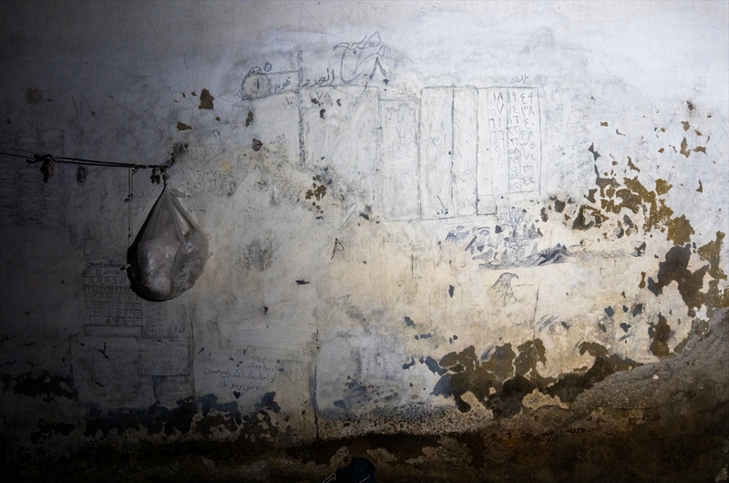 <p>Binan�n d�� duvarlar�nda yang�n�n izleri dururken AA ekibi, idari b�l�mlerde istiflenerek yak�lm�� baz� evrak ve dosyalar� g�r�nt�ledi.</p>