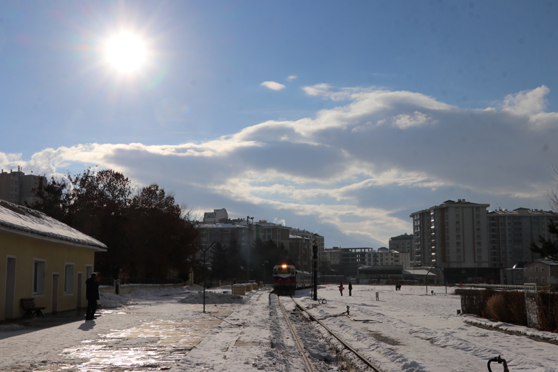 <p>B�y�k�ehir Belediyesi Genel Sekreteri Aynal�, kar��lamada, ilk seferini yapan Turistik Do�u Ekspresi'ni Erzurum konukseverli�i ve misafirperverli�i ile kar��lad�klar�n� s�yledi.</p>