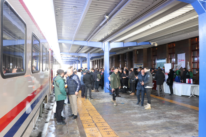 <p>Kar��lamada, Bal�kesir'de meydana gelen patlama dolay�s�yla e�lence programlar� iptal edildi.</p>