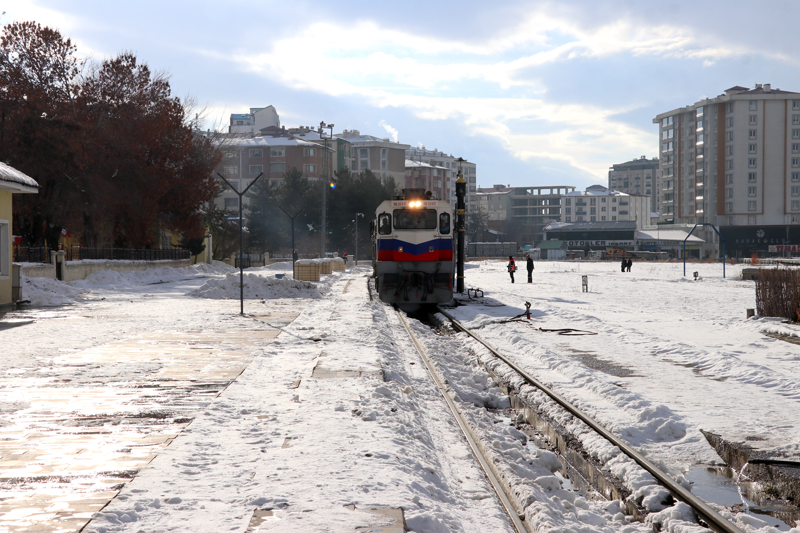 <p>�l K�lt�r ve Turizm M�d�r� Yer de bu y�l yakla��k 30 gidi� ve 30 d�n�� olmak �zere 60 sefer d�zenleyeceklerini bildirerek, 'Bu seferlerde 12 bin ki�inin yolculuk yapmas� bekleniyor. Erzurum dura��nda trenimiz 4 saat mola verecek. Bu s�rede Erzurum'u tan�tmak ve gezdirmek kolay de�il ama biz misafirlerimize bu s�re i�erisinde �ehrimizin tarihi, k�lt�rel ve do�a zenginliklerini, y�resel lezzetlerini tatt�rmak i�in elimizden gelen gayreti g�sterece�iz.' ifadesini kulland�.</p>