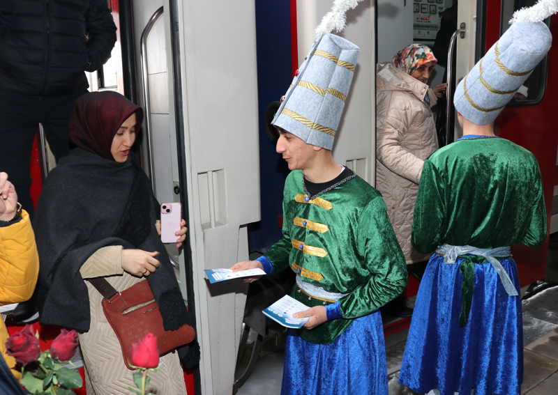 <p>Aynal�, 'Misafirlerimiz tarihi ve k�lt�rel mekanlar�m�z� gezecekler, gastronomimizi ve mutfa��m�z� tadacaklar. G�zel an�larla onlar� buradan u�urlayaca��z. Yolcular�m�z ge�en y�l 3 saat kal�yordu ama bu y�l 4 saate ��kt�. Zaman ayarlamas� da �ehrimiz i�in muhte�em oldu.' diye konu�tu.</p>