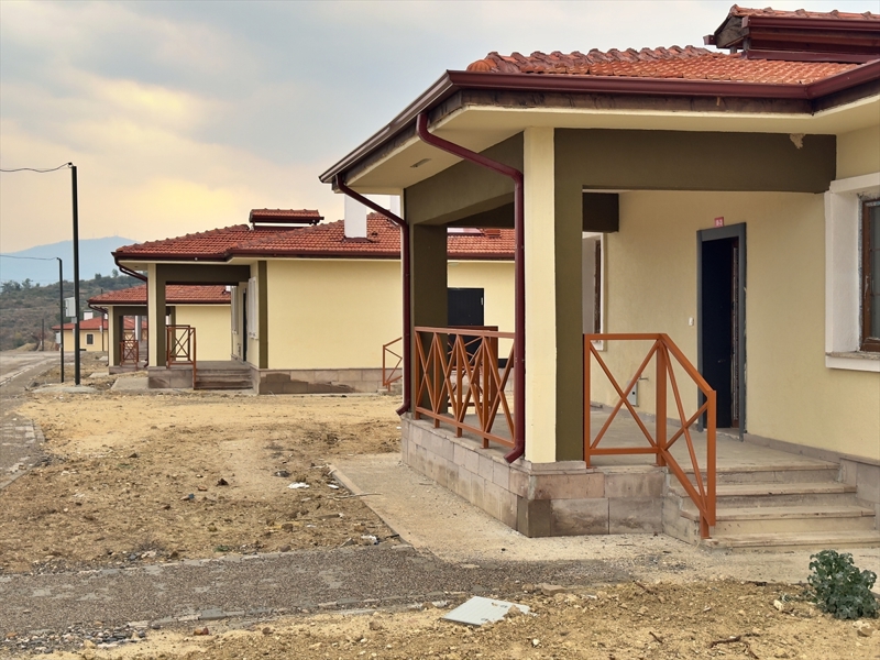 <p>Yılmaz, afetin yaralarının hızla sarılması adına tamamlanan 264 konutun anahtarının vatandaşlara verildiğini anlatarak, '1522 konutumuzun inşaatı devam ediyor. İnşallah onları da hızlı şekilde tamamlayıp hemşehrilerimize teslim edeceğiz.' diye konuştu.</p>