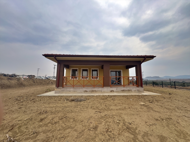 <p>Osmaniye Valisi Erdinç Yılmaz, AA muhabirine, köy evlerinin depreme dayanıklı tasarlandığını söyledi. </p><p>Devletin vatandaşlara en güzel hizmeti sunmak için çalıştığını belirten Yılmaz, 'Vatandaşlarımızın burada huzur, sağlık, mutluluk içerisinde oturduklarını, yüzlerinin güldüğünü görmek bizi mutlu ediyor. Daha çok hizmet etme heyecanı içerisinde çalışmalarımızı sürdürüyoruz.' dedi.</p>