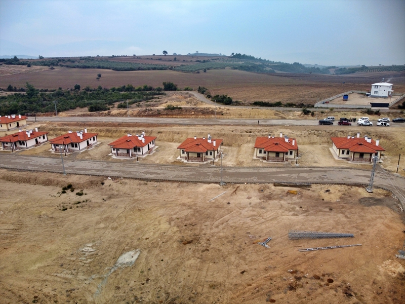 <p>Bir kısmı radye temel üzerine betonarme bir kısmı da çelik konstrüksiyon şeklinde inşa edilen 3+1 oturumlu 140 metrekarelik konutların anahtarları, kurayla belirlenen hak sahiplerine teslim edildi.</p>