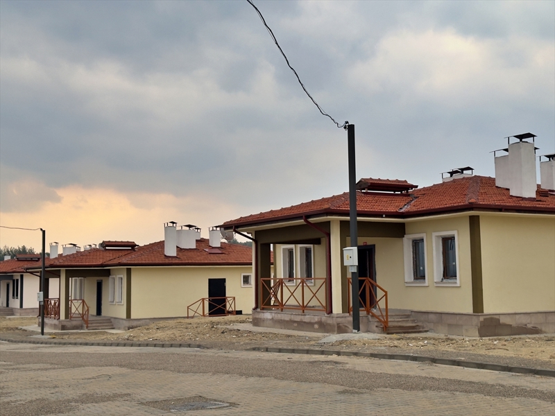 <p>Merkeze bağlı Kazmaca köyünde tamamlanan köy tipi afet konutlarının hak sahiplerinden Meryem Kundakçı ise depremde evinin ağır hasar aldığını söyledi. <span >Yeni yuvasına kavuştuğu için sevinçli olduğunu anlatan Kundakçı, 'Allah devletimizden razı olsun. Evimizi kısa sürede yapıp teslim ettiler. Kışı yeni evimde geçireceğim için mutluyum.' ifadesini kullandı.</span></p>