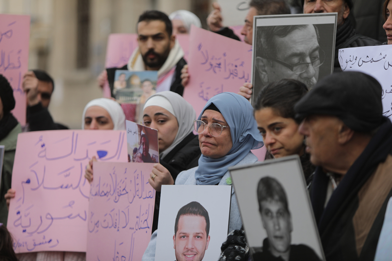 <p>'Zalimlere hesap sorma zaman� geldi, affetmeyece�iz' yaz�l� pankart� gar�n �n cephesine asan g�stericiler, y�llard�r haber alamad�klar� aile fertlerinin foto�raflar�n� ta��d�.</p>