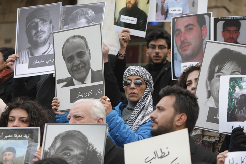 <p>Vefa Mustafa ise 'Bizi burada ortak ac�m�z bulu�turdu. �ok say�da aile y�llard�r bekledikleri yak�nlar�na kavu�amad�. Rejimin ��kmesiyle sevin� ya�ad�k fakat yak�nlar�m�z� bulamad���m�z i�in ac� i�indeyiz.' diye konu�tu.</p>