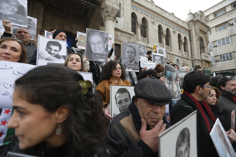 <p>Aileler, Mart 2011'de ba�layan i� sava�ta al�konulan yak�nlar�n�n ak�betini ��renmek i�in �am'daki tarihi Hicaz Tren Gar� �n�nde bir araya geldi.</p>