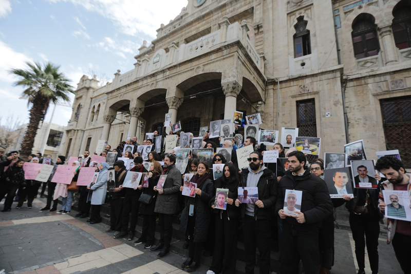 <p>G�steride 'Tutuklular nerede?, 'Sevdiklerimizin cesetleri nerede?', 'Zalimler hesap vermedik�e adalet sa�lanmayacak', 'Suriye i�in adalet ve bar��', '�ocuklar�m�z�n hakk�n� istiyoruz', 'T�m delillerin korunmas�n� istiyoruz' yaz�l� d�vizler yer ald�.</p>