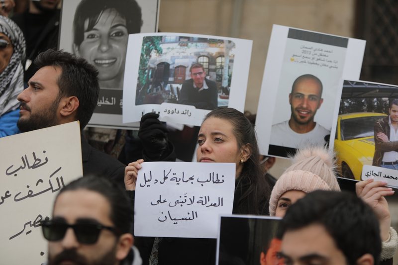 <p><b>- 'YAKINLARIMIZIN AKIBET�N� ��RENMEK �ST�YORUZ'</b></p><p><b><br></b></p><p>G�steriye kat�lan Selma H�meydi, AA muhabirine yapt��� a��klamada, 'Aileler olarak yak�nlar�m�z�n ak�betini ��renmek istiyoruz. Nerede olduklar�n� bilmiyoruz. �ld�lerse de nereye defnedildiler? Nas�l �ld�ler? Bilmek istiyoruz.' dedi.</p>