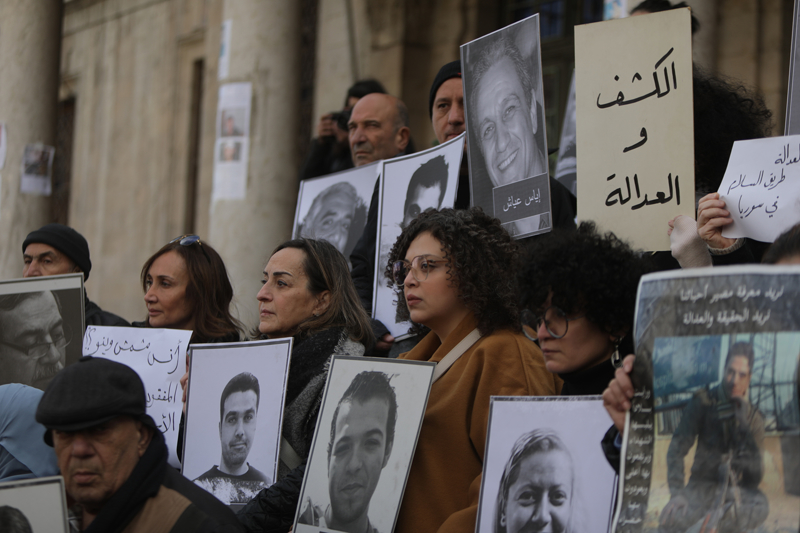 <p>Mustafa, yak�nlar� hakk�nda t�m ger�ekleri ��renmek istediklerini belirterek 'Biz y�llard�r yak�nlar�m�z� ar�yoruz. Ak�betlerini ��renmek istiyoruz, ba�vurmad���m makam kalmad�. Rejimin 'tutuklular�n dosyas�na bakmayaca��n�' a��klamas�ndan bile vazge�medik.' ifadelerini kulland�.</p>