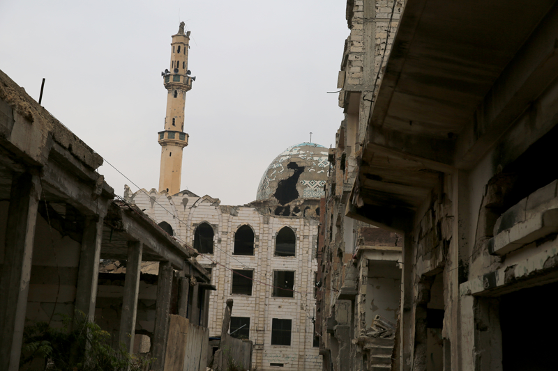 <p>Kamp sakinlerinden �ok say�da ki�inin evlerine d�nemedi�ini, evlerini in�a edecek, hayatlar�n� yeniden kuracak paralar�n�n olmad���n� aktaran Salim, evini onarmak i�in �� ay al�n teriyle �al��t���n� payla�t�.</p>