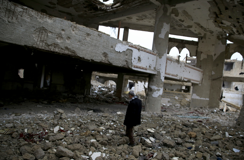 <p>Kamp sakinlerinden baz�lar�ysa kameraya konu�mak istemedi. Bir kamp sakini de kamp�n ku�atma alt�nda oldu�u d�nemde namazlar s�ras�nda mescitte sessizli�i, insanlar�n a�l�ktan guruldayan kar�nlar�ndan gelen seslerin bozdu�unu ac� bir tebess�mle anlatt�.</p>