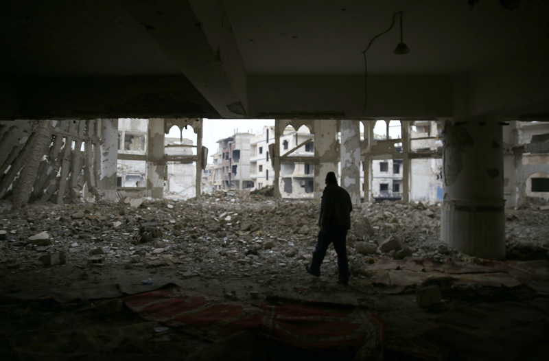 <p>Yermuk Kamp�'n�n herkesin birbirini sevdi�i eski g�nlerine kavu�mas�n� istedi�ini anlatan Salim, 'Sabah ��k�p kom�una selam verirdin. �imdi ��k, kimse yok. Bazen bak�yorum her yer bombo�. Kap�n�n �n�ne ��kar bazen �ay i�erim, bak Allah'a yemin ederim, k�zar�m hep. Kom�ular�m yok, kimi �lm��, kimi kay�p, kimi gitmi�. Bu �ok �z�c�. �n�allah kamp�n halk� buraya d�ner. Sadece kamp�n halk� de�il t�m Suriye eskisinden daha iyi bir yere geri gelir.' diye konu�tu.</p>