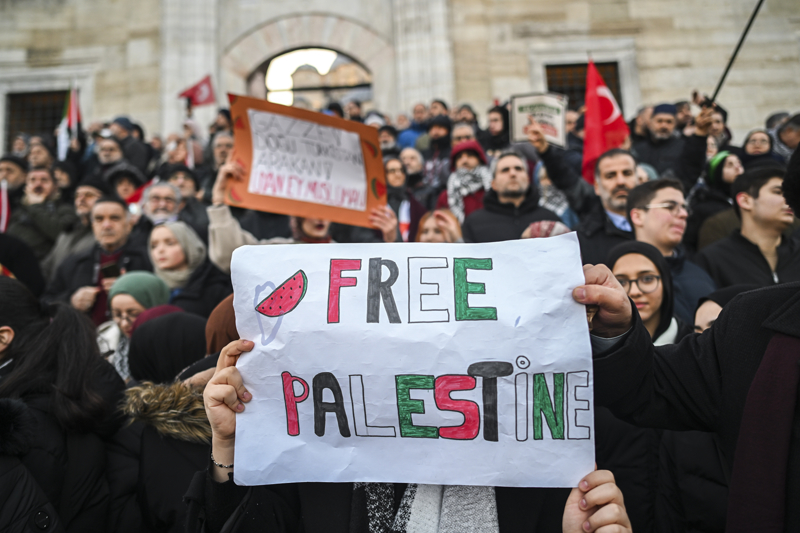 <p>Katılımcılar, daha sonra gruplar haline Galata Köprüsü'ne yürümeye başladı.</p>