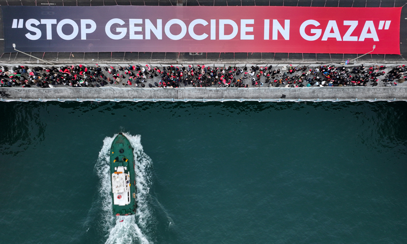 <p>Türkiye Gençlik Vakfının (TÜGVA) öncülüğünde, 'Dünyayı uyandırıyoruz', 'Dün Ayasofya, bugün Emevi, yarın Aksa' ve 'Bir güneş doğuyor' sloganlarıyla yapılacak eyleme katılan vatandaşlar, Ayasofya-i Kebir Cami-i Şerifi ile Sultanahmet, Fatih, Süleymaniye ve Eminönü Yeni Camisi'nde sabah namazını kılmalarının ardından cami önlerinde toplandı.</p>