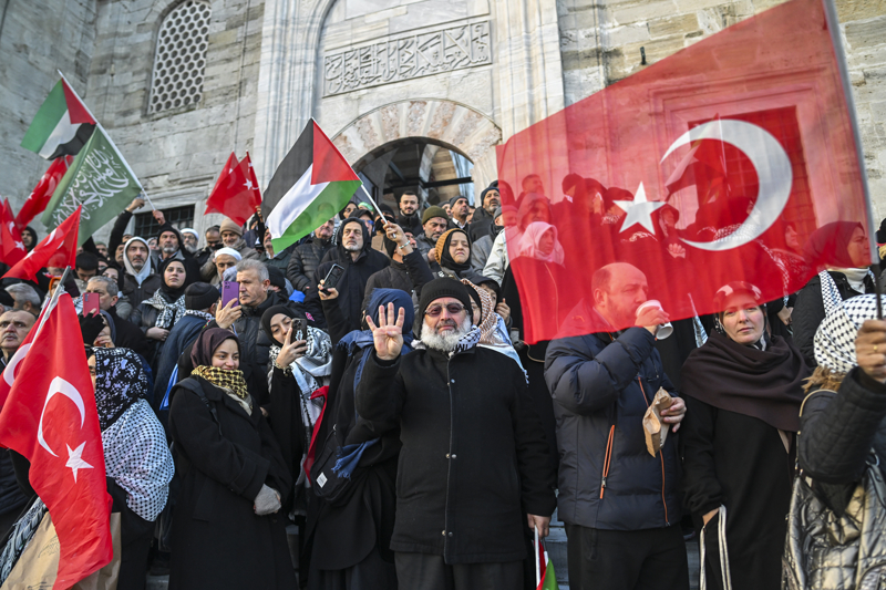 <p>Ellerinde Türk ve Filistin Bayrakları olan vatandaşların Gazze'ye destek için kefiye taktıkları görüldü.</p>