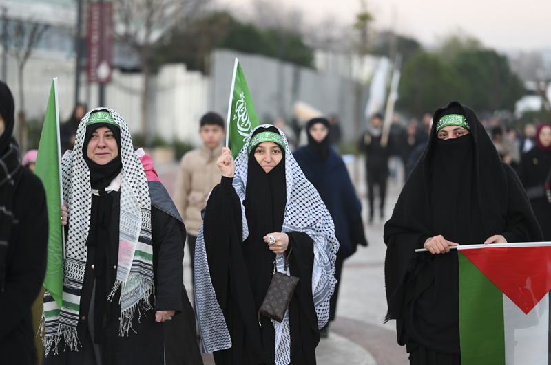 <p>'Kudüs bizimdir', 'Çocukların büyümediği yer Gazze' ve 'Kudüs işgal altında' yazılı döviz ve pankartlar taşıyan katılımcılar meşaleler de yaktı.</p>