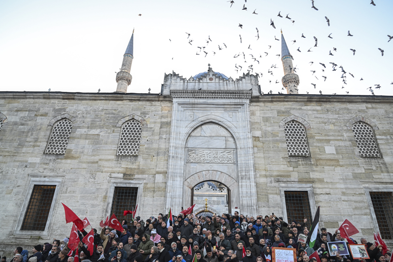 <p>Yürüyüşte, 'Dün Ayasofya, Bugün Emevi, Yarın Aksa, Bir Güneş Doğuyor' yazılı pankart da taşındı.</p>
