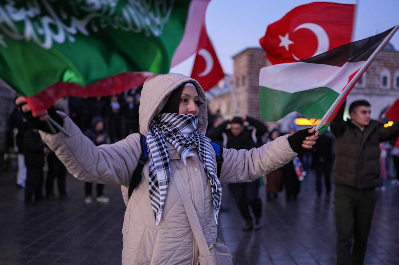 <p>Çeşitli yardım kuruluşlarınca vatandaşlara simit, çay ve çorba ikram ediliyor.</p>