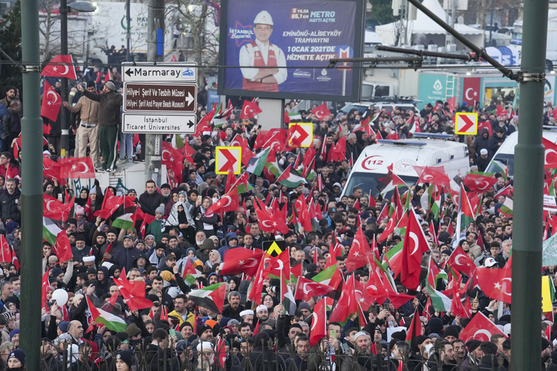 <p>Polis ekiplerince köprü ve cami çevrelerinde yoğun güvenlik önlemi alındı.</p>