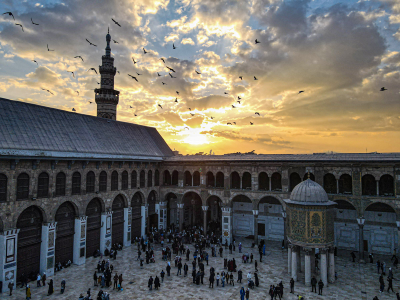 <p>Emevi Camii, İslam mimarisinin en önemli eserlerinden biri olarak günbatımında eşsiz güzelliğiyle bir kez daha kendine hayran bıraktı. </p>