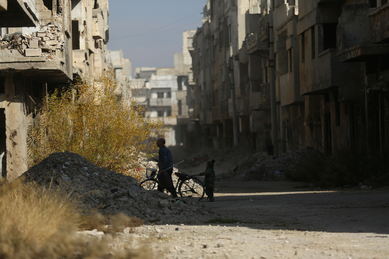 <p>Komularnn geri dnecei umuduyla sokakta temizlik almalar da yapan Ebu Yaser, 'Allah'a gvenip gelsinler. Bu lkede herkes yaayabilmeli. Daha nce burada yaayanlar geri dnmeli.' ifadesini kulland.</p>