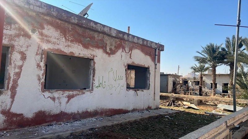 <p>Baz� alanlarda hala ayakta kalan yap�lar bulunuyor.</p>