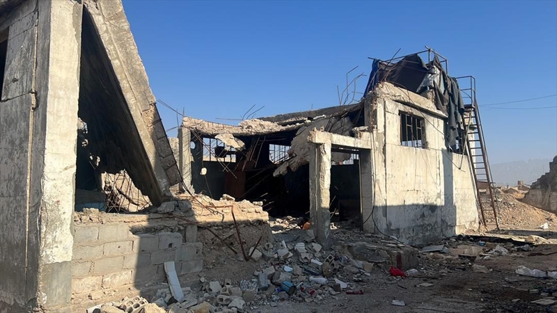 <p>Daha �nce �ran taraf�ndan karargah olarak kullan�lan hapishanenin ofislerinde yere sa��lm�� �ok say�da dok�man g�r�nt�lere yans�d�.</p>