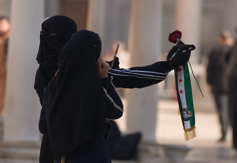 <p>Rejimin yklmasnn ardndan altnc kez cuma namazn kldran imam Muhammed Ebu el-Hayr kri, hutbesinde yamurun kesilmesinin nedenlerine dikkati ekti, birlik ve beraberlik mesaj verdi.</p>