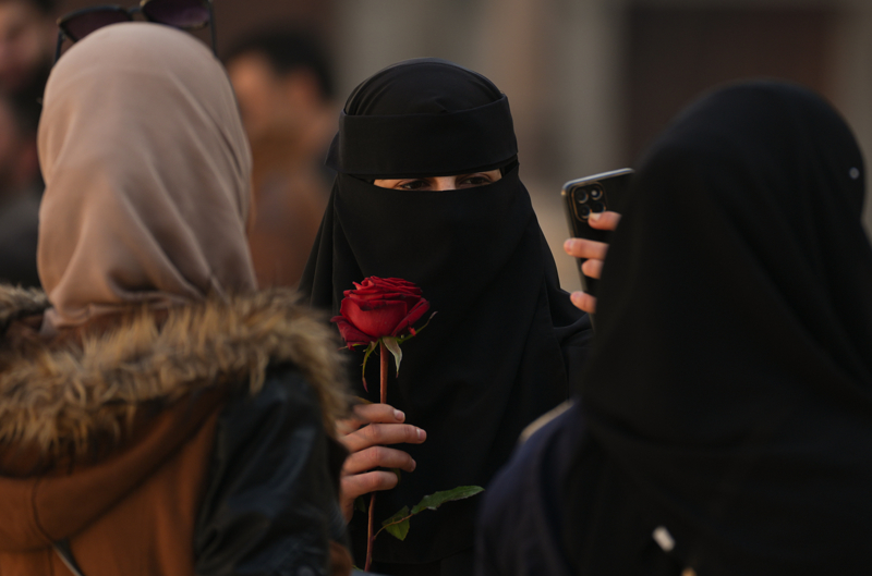 <p>Bakent am ve dier illerden gelen Suriyeliler beraber saf tuttu, dualar etti.</p>