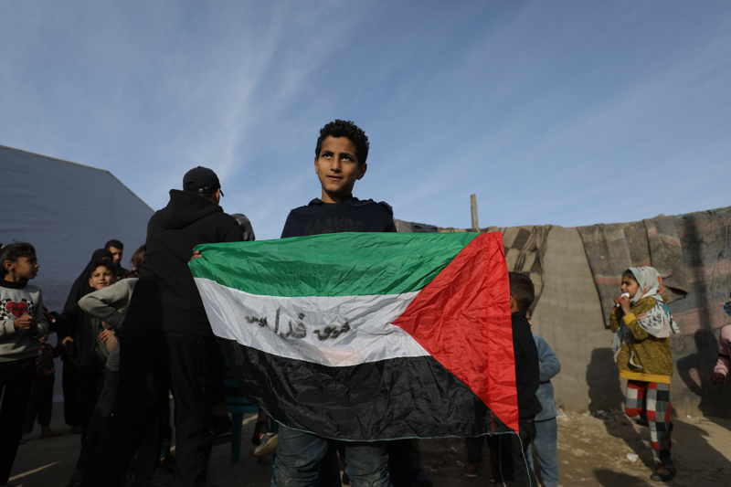 <p>Ateşkesin yürürlüğe girdiğinin duyurulmasının ardından bazı Filistinlilerin, içine girilebilir durumdaki evlerine yerleşmeye çalıştığı görüldü.</p>