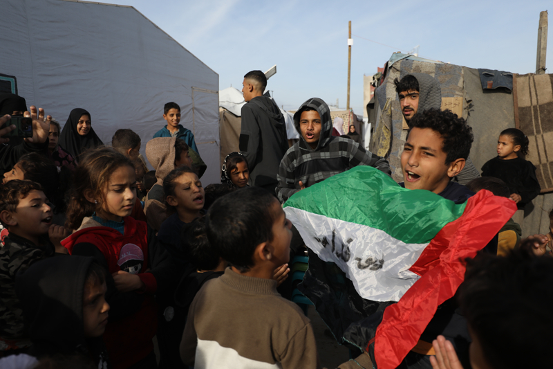 <p>Gazzeli gençler ellerinde Filistin bayraklarıyla konvoy oluştururken, gençlerin hep birlikte 'Burada kalacağız' marşını söyledikleri videolar sosyal medyada paylaşıldı.</p>