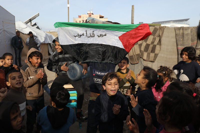 <p>Sevinç gösterileri düzenleyen Gazzeliler, tekbirler getirdi, direniş güçlerine ve Hamas'a destek sloganları attı.</p>