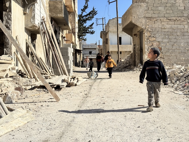 <p>Eşinin bombardımanda vefat ettiğini, evinin de hasar aldığını belirten Hasan, rejimin düşmesiyle evleri sağlam kalan veya az zarar görenlerin döndüğünü, bazılarının ise yıkılan evlerini yeniden inşa etmeye çalıştığını dile getirdi.</p>