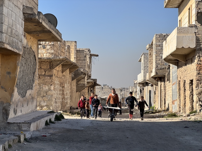 <p>Esed rejimi güçleri bu gösterileri bastırmak için her türlü silaha başvurarak, 2016'da büyük bir yıkımla beraber kenti ele geçirdi.</p>