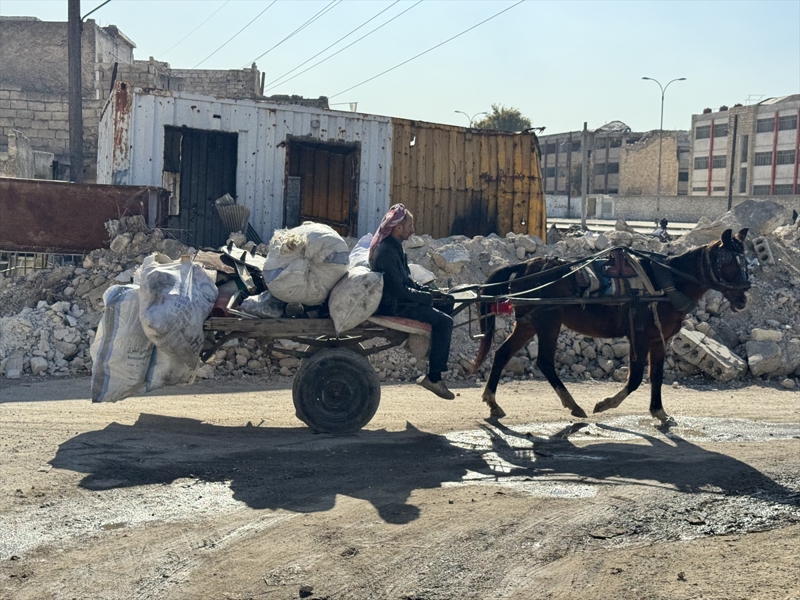 <p><b>- Birçok cami ve okul kullanılamaz durumda</b></p><p>Mahallelerdeki konutların yarısından fazlasının zarar gördüğü, evlerin çoğunun oturulamaz halde olduğu ve birçoğunun da yeniden inşa edilmesi gerektiği dron görüntülerine yansıdı.</p>