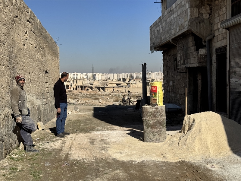 <p>Devrik rejim güçlerince en yoğun saldırılara maruz kalan mahallelerden Hariten, Meir, Liramun, Kermeterrab ve Haydariye'de vatandaşlar, harabeye dönen alanlarda yıkımın yaralarını sarmaya çalışıyor.</p>