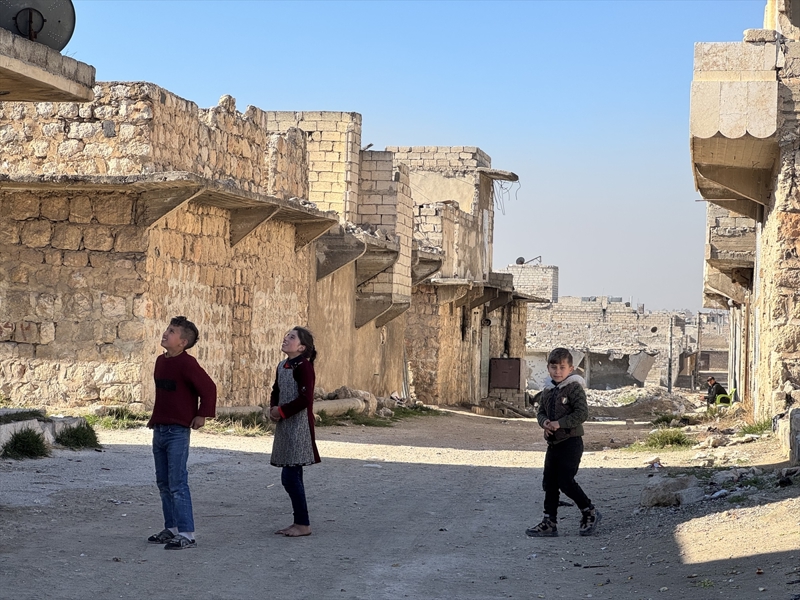 <p>Suriye'nin en büyük ikinci kenti olan Halep, iç savaşta en yoğun bombardımana maruz kalan illerden biriydi ve buradaki birçok bölge, Mart 2011'de başlayan rejim karşıtı gösterilerin adresi oldu.</p>